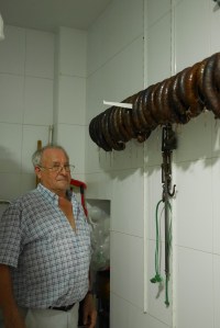 Morcillas artesanas secándose con su fabricante